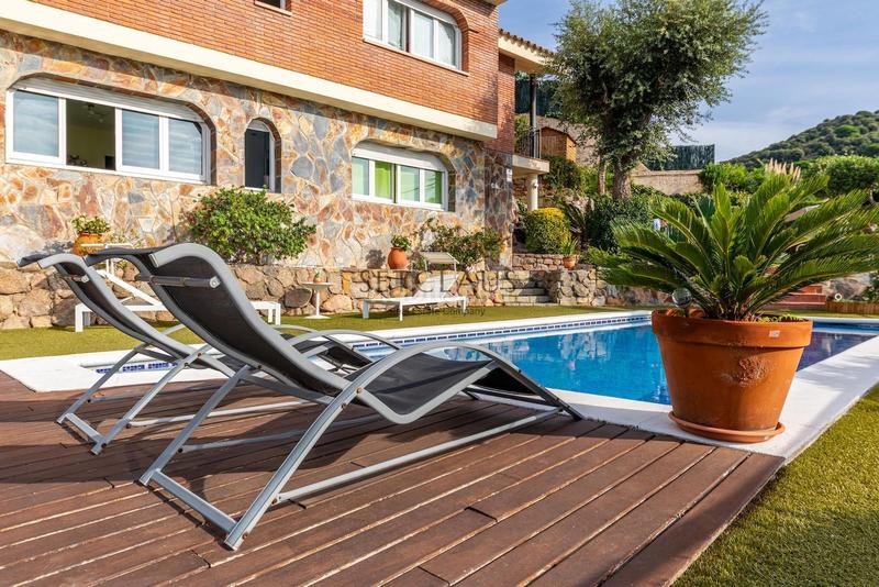 Foto 43654e3b-dcaa-46a7-8004-e5e7037002ed. Chalet con riscaldamento parcheggio piscina in Alella