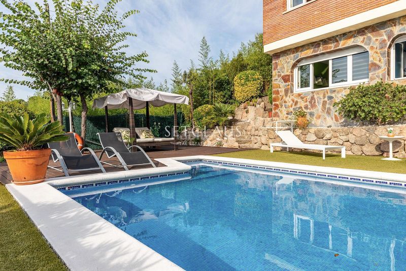 Foto 456c3d5f-f609-4f72-a509-a71e50ffce00. Xalet amb calefacció aparcament piscina a Alella