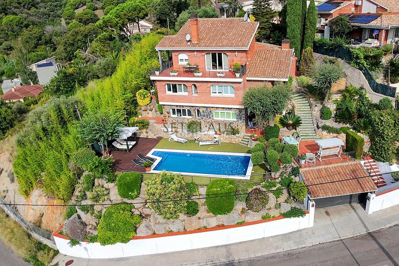 Foto c3e8201f-286e-4779-ae96-c675ee51b806. Chalet con riscaldamento parcheggio piscina in Alella