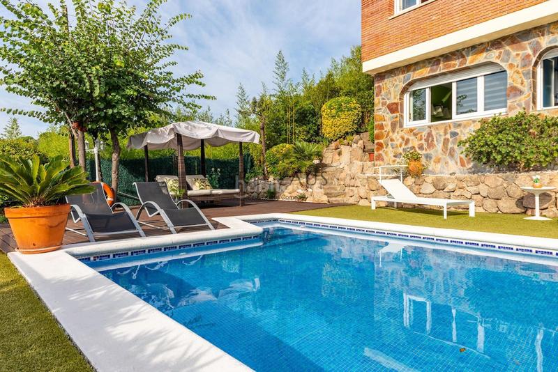 Foto d01dc692-bff5-4c02-ae1b-0c68848d668d. Chalet con riscaldamento parcheggio piscina in Alella