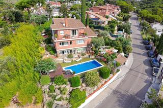 Chalet à Alella. Chalet independiente con vistas panorámicas al mar y privacidad.
