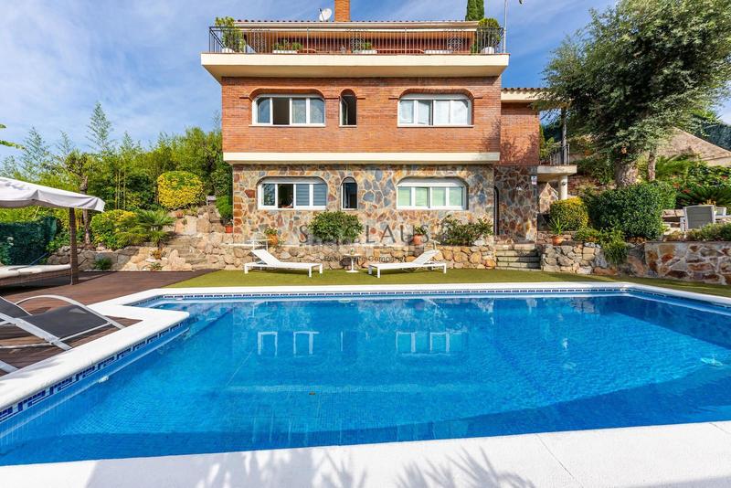 Foto e57ff172-d53c-4dad-94e4-28cf62a162bc. Chalet con riscaldamento parcheggio piscina in Alella