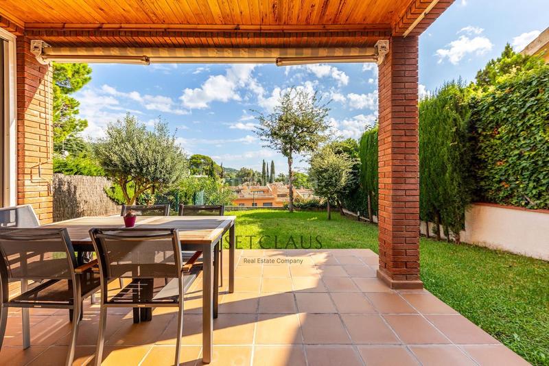 Foto 34e06f18-0348-4373-b27e-f047cc92e0ce. Casa bifamiliare con riscaldamento parcheggio in Teià