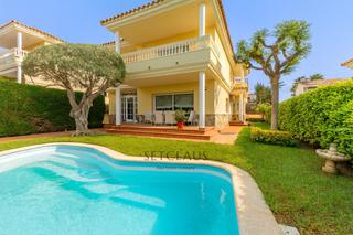 Chalet in Vilassar de Dalt. Chalet independiente en vilassar de dalt con 6 habitaciones, pis
