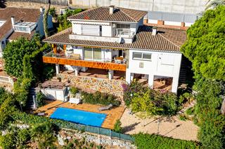 Xalet a Cabrils. Chalet independiente en cabrils con vistas panorámicas al mar y