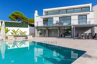 Xalet a Mas Ram. Impecable chalet en badalona, zona el canyet, con piscina, placa