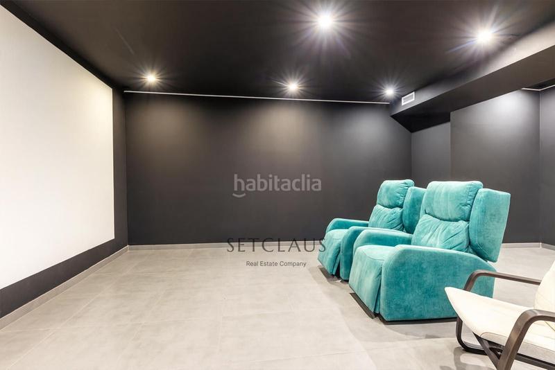 Foto 0cf8e116-225f-4d83-a270-fcb458cedf15. Chalet impecable chalet , zona el canyet, con piscina, placas solares y vistas panorámicas en Badalona