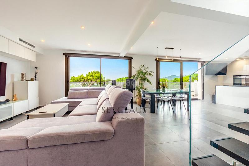 Foto 2fd85f75-9b80-4a09-b4cb-42ac2dd8d654. Chalet impecable chalet , zona el canyet, con piscina, placas solares y vistas panorámicas en Badalona