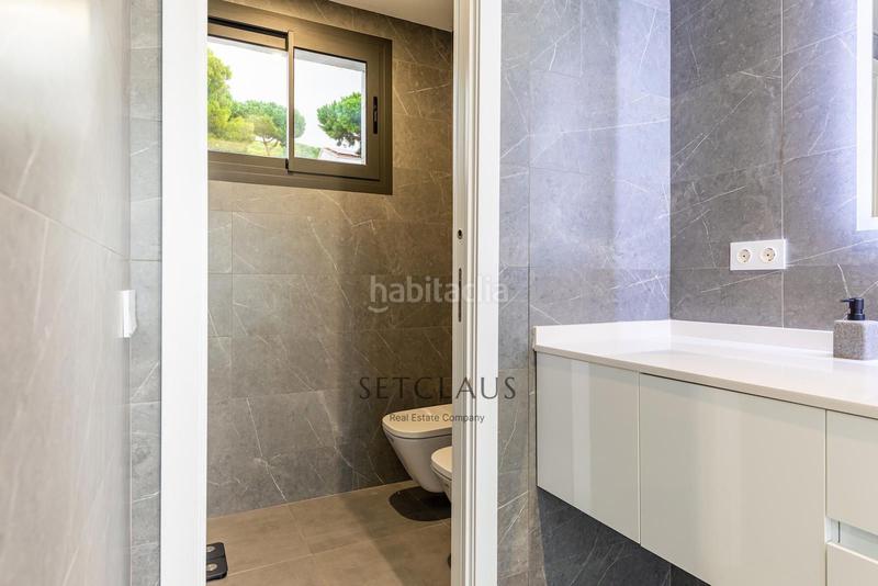 Foto 3bf730c7-8fc4-4384-8c39-110f26e498e5. Chalet impecable chalet , zona el canyet, con piscina, placas solares y vistas panorámicas en Badalona