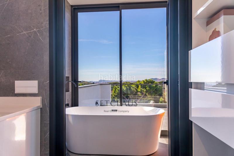 Foto 5d30d70a-b187-4c73-980b-8e25264f213f. Chalet impecable chalet , zona el canyet, con piscina, placas solares y vistas panorámicas en Badalona