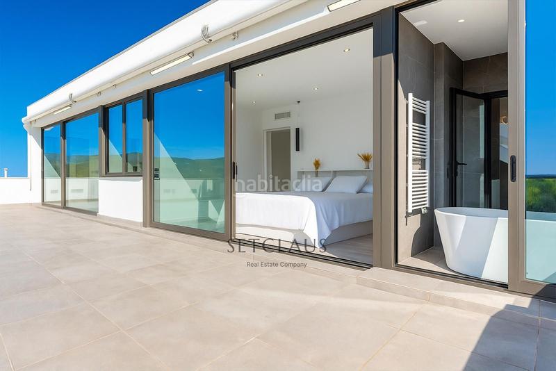 Foto ab8fc2bf-f68b-45e0-8c8b-ded337def2ba. Chalet impecable chalet , zona el canyet, con piscina, placas solares y vistas panorámicas en Badalona