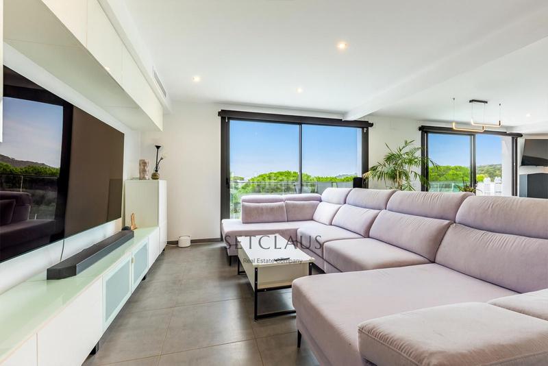 Foto bfa0b590-ab5c-426e-84d7-18cb11c753ae. Chalet impecable chalet , zona el canyet, con piscina, placas solares y vistas panorámicas en Badalona