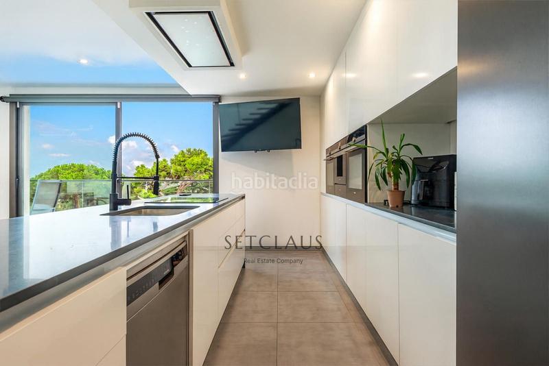 Foto c5ab2c68-3c2d-45e6-8826-38d827b7048c. Chalet impecable chalet , zona el canyet, con piscina, placas solares y vistas panorámicas en Badalona