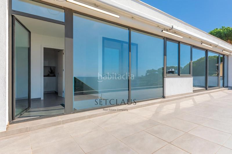 Foto c5d941b6-fced-43f4-961b-98f783d4d9c6. Chalet impecable chalet , zona el canyet, con piscina, placas solares y vistas panorámicas en Badalona