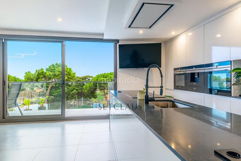 Foto d22938f6-b64a-4ce2-8883-521304e4800b. Chalet impecable chalet , zona el canyet, con piscina, placas solares y vistas panorámicas en Badalona