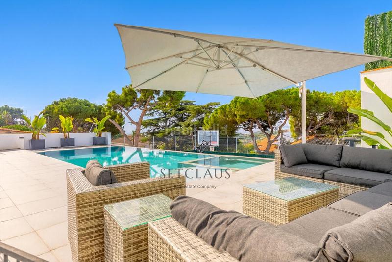 Foto d587641b-0f0c-4617-9f64-0446a7167ca5. Chalet impecable chalet , zona el canyet, con piscina, placas solares y vistas panorámicas en Badalona