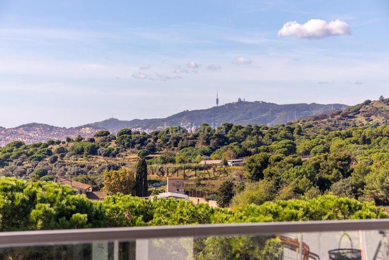 Foto fa539c1f-df98-405d-b312-8ff1098bdeb8. Chalet impecable chalet , zona el canyet, con piscina, placas solares y vistas panorámicas en Badalona