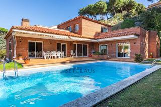 Chalet in Caldes d´Estrac. Chalet independiente en caldes destrac con piscina y vistas pano