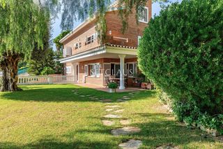 Chalet in Teià. Amplio chalet con mucha luz y vistas al mar, con 6 habitaciones.