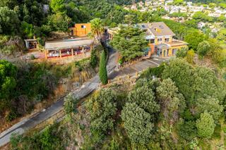 Xalet a Alella. Gran finca independiente con 3 viviendas, piscina y 13 habitacio