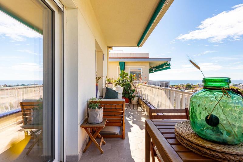 Foto c3d4f2e2-ef3d-4faa-9aed-caac76a0bc0f. Attique avec parking piscine dans Masnou Alt Masnou (El)