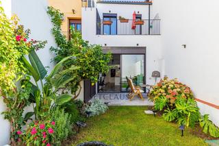 Haus in Centre. Casa adosada de pueblo rehabilitada en 2018 con piscina salada e