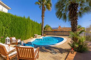 Casa adossada a Tiana. Adosado con vistas, buhardilla y piscina privada en tiana