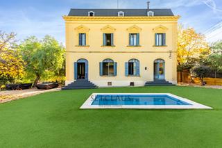 Chalet in Califòrnia-Santa Madrona. Casa colonial neoclásica catalogada con jardín y piscina en el m