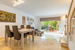 Casa adossada a Tiana. Adosada en zona tranquila y cerca del centro del pueblo