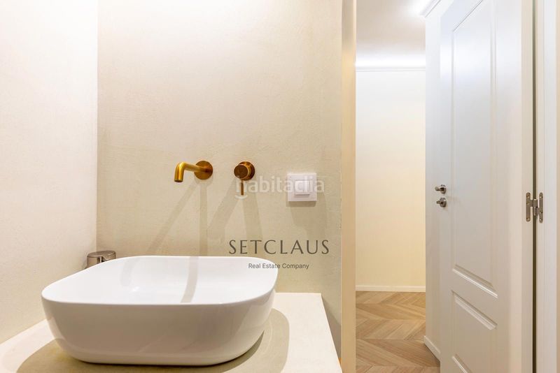Foto ce436eb3-eb7a-4e9d-8c00-a6794d97c6d5. Local comercial a Sant Antoni Barcelona