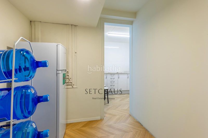 Foto d3318698-1772-4fe1-8cce-3149a0cb404f. Local comercial a Sant Antoni Barcelona
