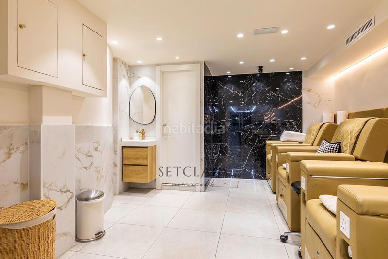 Foto d95bd941-e719-4c5c-bf53-1fc545805d47. Local comercial a Sant Antoni Barcelona