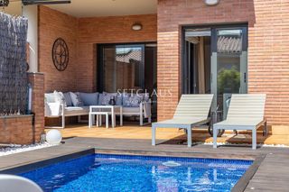 Semi detached house in Centre. Centrico chalet adosado con jardin, piscina privada, y vistas al