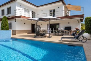 Chalet à Alella. Chalet de lujo con jardín y piscina en alella