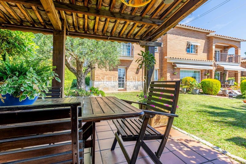Foto 92556da8-5f90-4469-8aba-e877df35bcdb. Chalet espacioso chalet en vilassar de dalt con vistas al mar en Premià de Dalt
