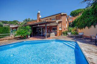 Maison jumelée à Teià. Chalet pareado con piscina privada, amplia terraza y vistas desp