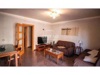 Flat in Centre-Nucli Antic. Piso a actualizar,todo exterior con ascensor, céntrico y con muc