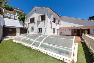 Chalet in Alella. Chalet independiente con apartamento