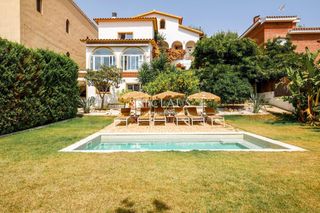 Chalet in Centre. Exclusivo chalet independiente con gran parcela, piscina y priva