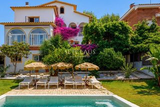 Chalet en Centre. Exclusivo chalet independiente con gran parcela, piscina y priva