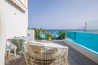 Appartamento in Calella. Tríplex en primera línea de mar con piscina privada