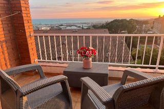 Doppelhaus in Vilassar de Dalt. Casa adosada reformada con vistas al mar, jardín privado y ampli