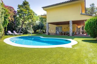 Chalet in Vallromanes. Casa independiente con piscina y privacidad junto al golf de val