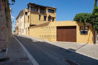 Casa a Begur. Begur. edificio con 2 viviendas y 2 locales comerciales en zona