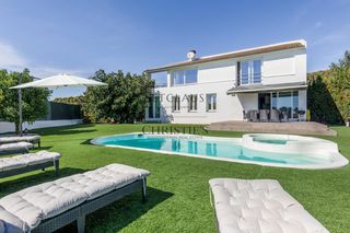 Chalet in Santa Susanna. Propiedad con licencia turística, piscina climatizada y vistas a