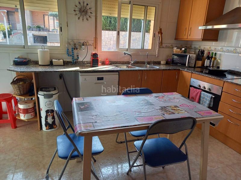Foto f20a0b6f-91f3-4a82-847e-b8eb286b7303. Casa adossada amb aparcament a Nucli Urbà Esparreguera