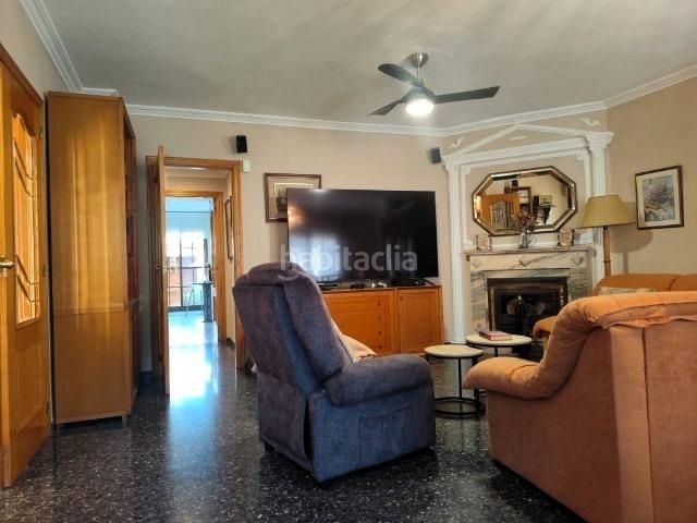 Foto 11b1f7d9-9e5d-419f-a221-7ea553f29553. Casa adossada amb aparcament a Alaquàs