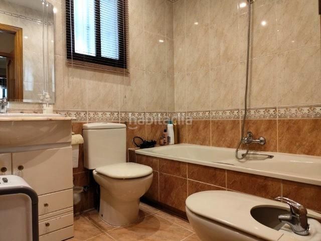 Foto 11ef9c6f-00a0-4008-bd3c-33874df1a91b. Casa adossada amb aparcament a Alaquàs