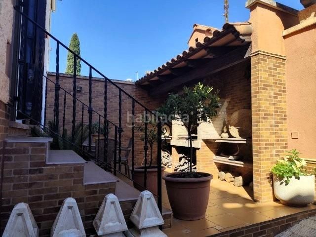 Foto 1a4d3f78-5fa3-4d10-aa0c-85923c2e117d. Casa adossada amb aparcament a Alaquàs