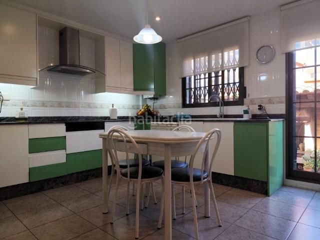 Foto 1a4fc4d0-d9c9-4b21-a732-ac539e737818. Casa adossada amb aparcament a Alaquàs